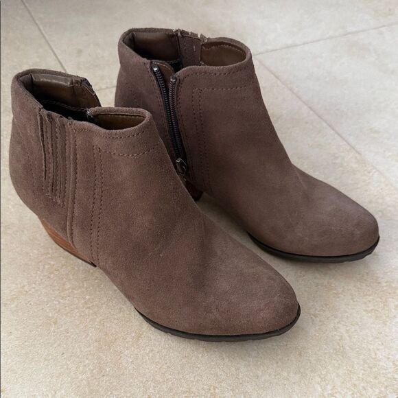 Blondo Taupe Suede Ankle Booties - LIKE NEW - Waterproof Booties - Size 6.5 - Picture 1 of 6